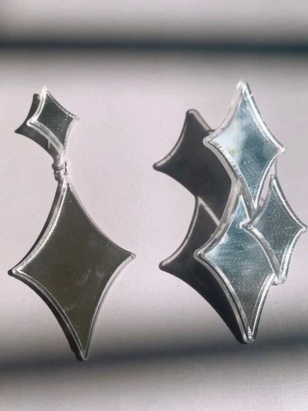 Aretes colgantes con dije geométrico-1